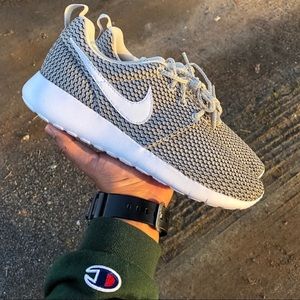 Nike Roshe Run • Women’s size 8